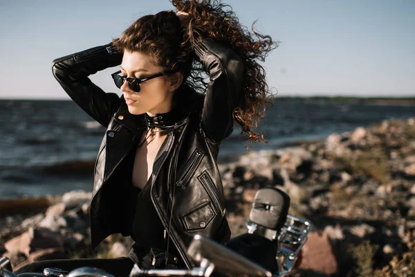 Motosiklet Üzerinde Oturan Güneş Gözlüğü Kıvırcık Kız Güzel — Stok fotoğraf