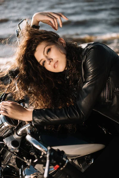 坐在摩托车上的有魅力的年轻女子 — 免费的图库照片