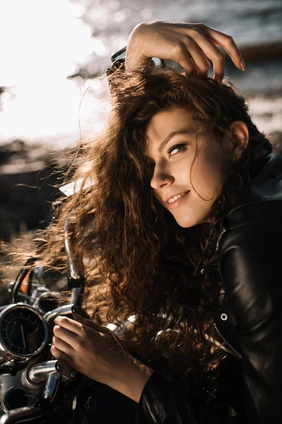 Menina Encaracolado Atraente Sentado Motocicleta — Fotografia de Stock