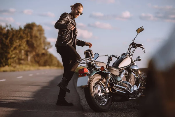 Frustrierter Männlicher Biker Tritt Kaputtes Motorrad Auf Straße — Stockfoto