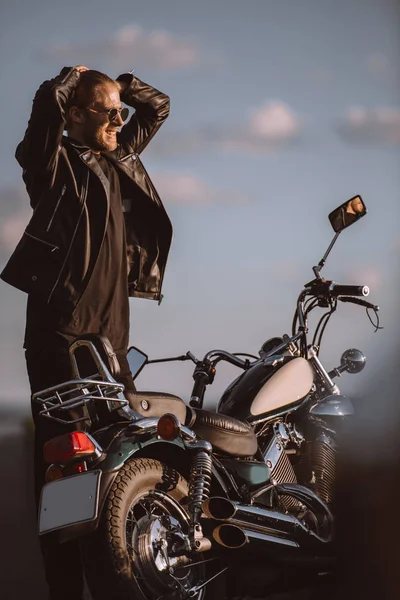 Frustrierter Schöner Biker Mit Klassischem Motorrad Unterwegs — Stockfoto
