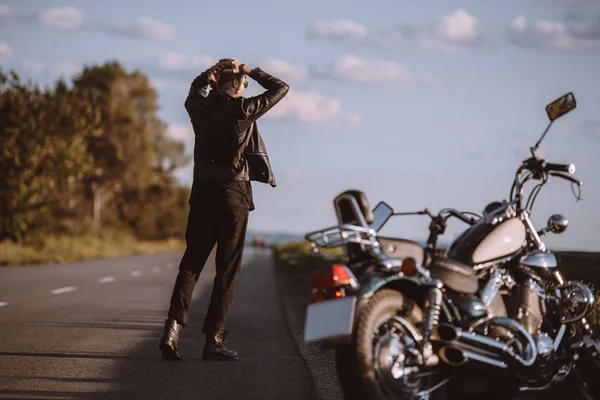 Homem Frustrado Estrada Com Motocicleta Cruzador Quebrado Foco Seletivo — Fotografia de Stock