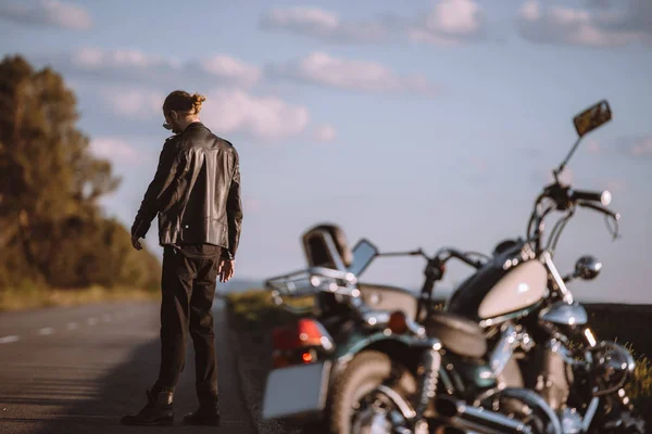 Zdenerwowany Mężczyzna Łamanego Klasyczny Motocykl Drodze Selektywny Fokus — Zdjęcie stockowe