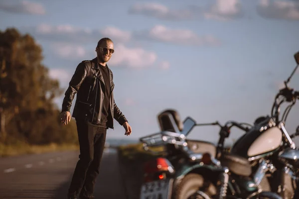 Handsome Man Standing Road Classical Motorbike Selective Focus — Free Stock Photo