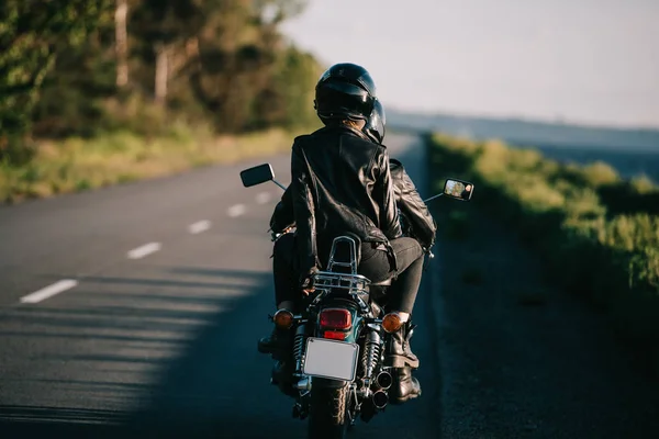 Vista Trasera Pareja Cascos Montar Helicóptero Moto Carretera Campo —  Fotos de Stock