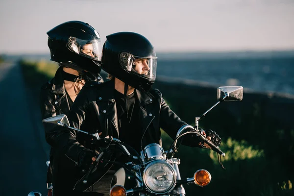 Ζευγάρι Μοτοσικλετιστών Στην Οδήγηση Μοτοσικλέτας Κράνη — Φωτογραφία Αρχείου