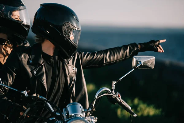 Pareja Motociclistas Cascos Motocicleta Hombre Apuntando Algo — Foto de Stock