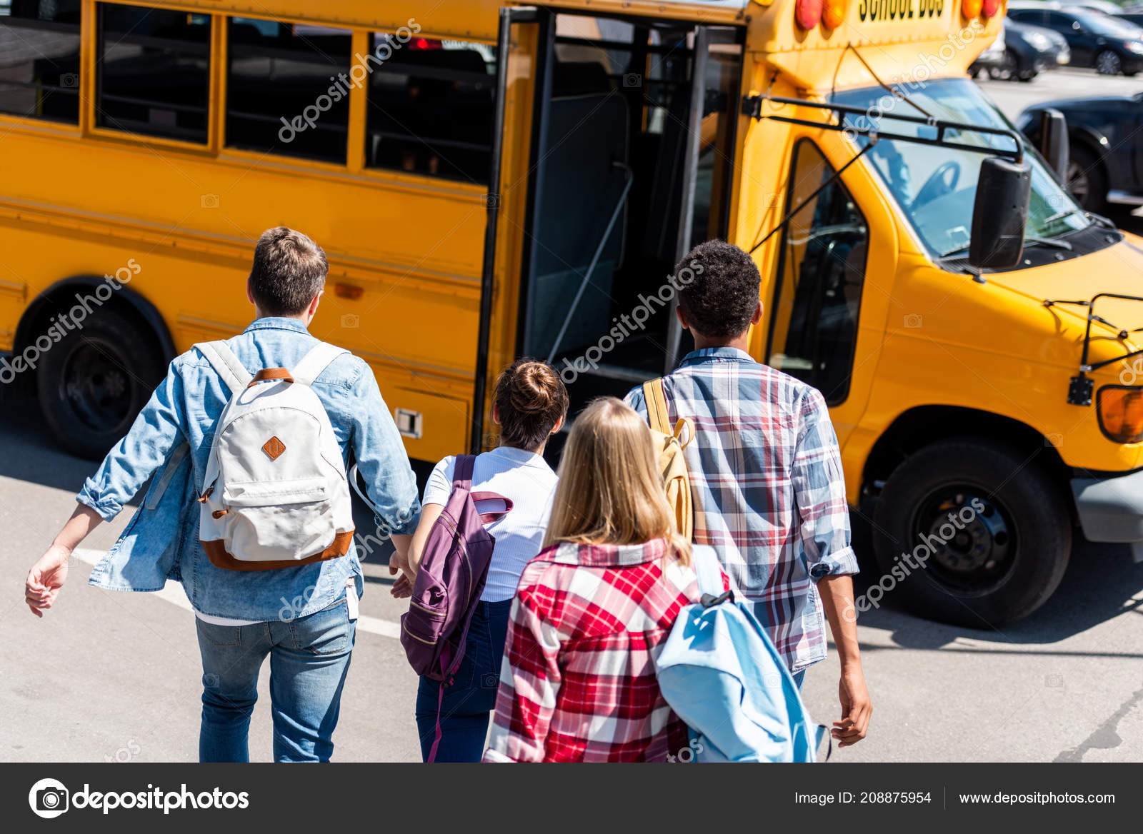 青少年学生放学后步行到校车的后视——图库图片© ArturVerkhovetskiy #208875954, image size:1600x1168