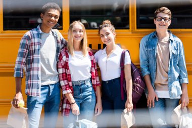 okul otobüsü önünde duran süre kamera bakarak teen mutlu bilim adamlarının Grup
