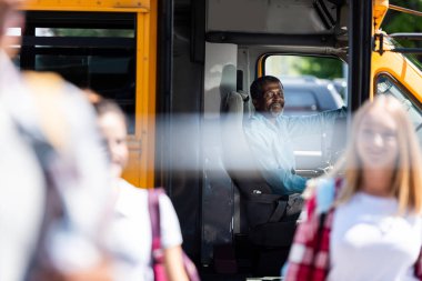 ön plan üzerinde yürüme gençler bakarak mutlu olgun okul otobüsü sürücüsü