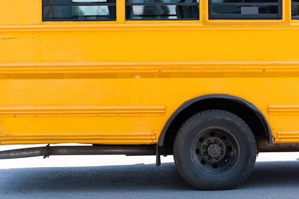 Zijaanzicht Van Traditionele Gele Schoolbus — Stockfoto