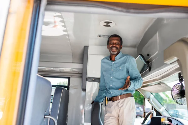 Fericit Matura African American Autobuz Șofer Picioare Interiorul Autobuzului Uita — Fotografie, imagine de stoc