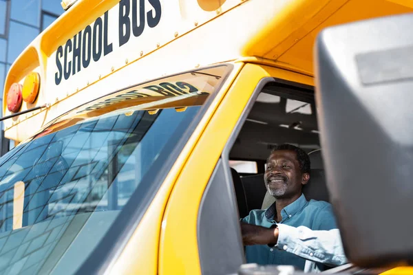 Widok Przez Okno Boczne Kierowcy Autobusu African American Dojrzałe — Zdjęcie stockowe