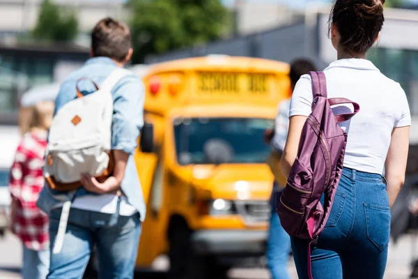 Widok Tyłu Grupy Studentów Plecakami Spaceru Szkolny Autobus — Zdjęcie stockowe