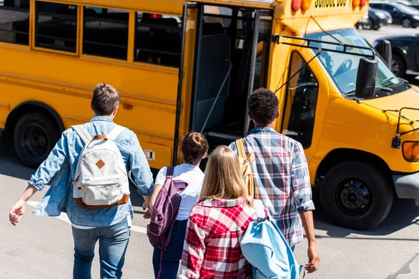 Visão Traseira Grupo Alunos Adolescentes Caminhando Para Ônibus Escolar Depois — Fotografia de Stock