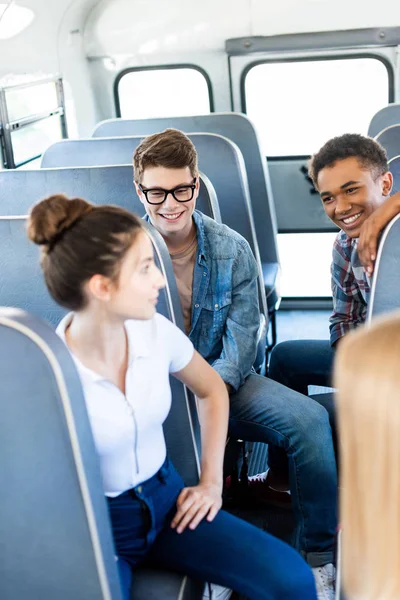 Grupo Adolescentes Eruditos Montar Autobús Escolar Charlar — Foto de Stock
