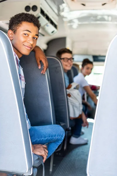 Glückliche Teenager Sitzen Schulbus Und Blicken Die Kamera — Stockfoto