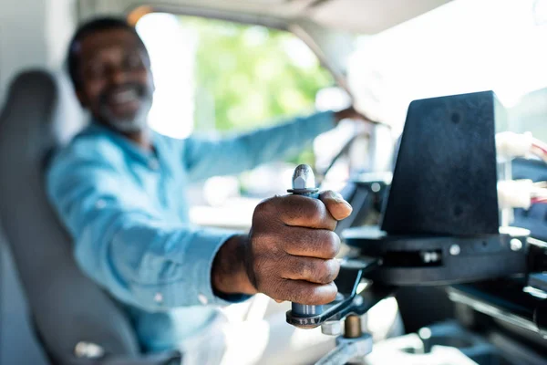 Vedere Selectivă Împușcat Șofer Autobuz African American Matur Trăgând Pârghie — Fotografie, imagine de stoc