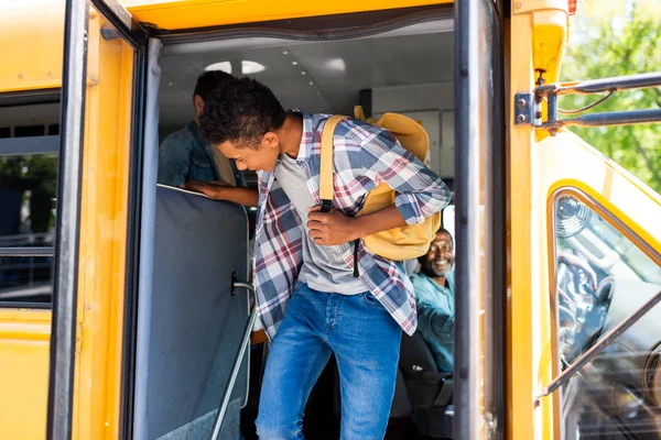 Estudiante Afroamericano Caminando Fuera Del Autobús Escolar — Foto de stock gratis