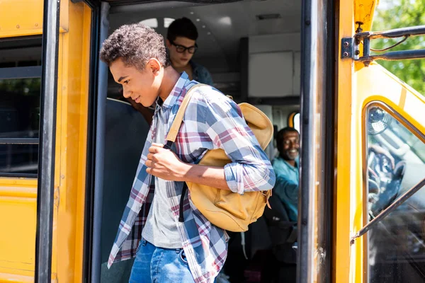 Estudante Afro Americano Saindo Ônibus Escolar Enquanto Motorista Olhando Para — Fotografia de Stock