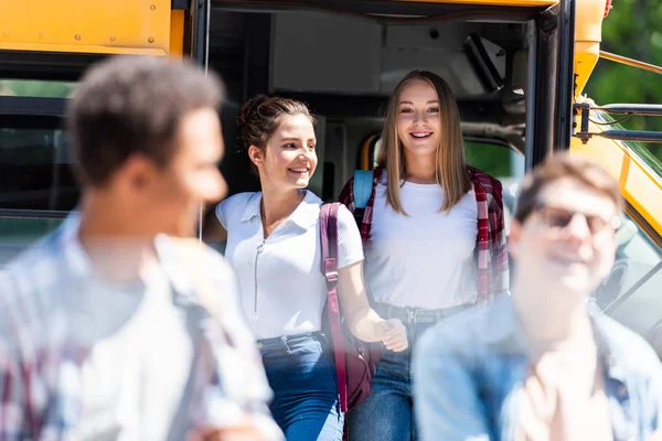 Grupo Estudiantes Adolescentes Caminando Fuera Del Autobús Escolar — Foto de Stock