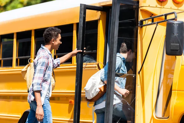 Feliz Adolescente Colegiales Caminando Autobús Escolar — Foto de Stock
