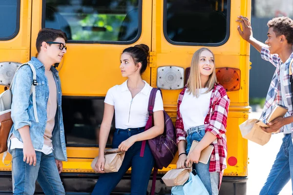 Grupo Adolescentes Estudiosos Passar Tempo Juntos Enquanto Apoiam Ônibus Escolar — Fotografia de Stock