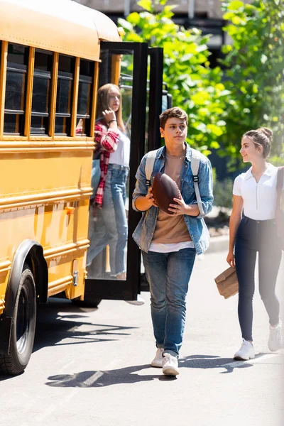 Grupo Adolescentes Felices Caminando Frente Autobús Escolar — Foto de Stock