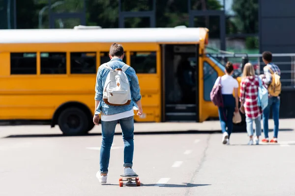 Rear View Schoolboy Riding Skateboard Parking His Classmates — Stock Photo, Image