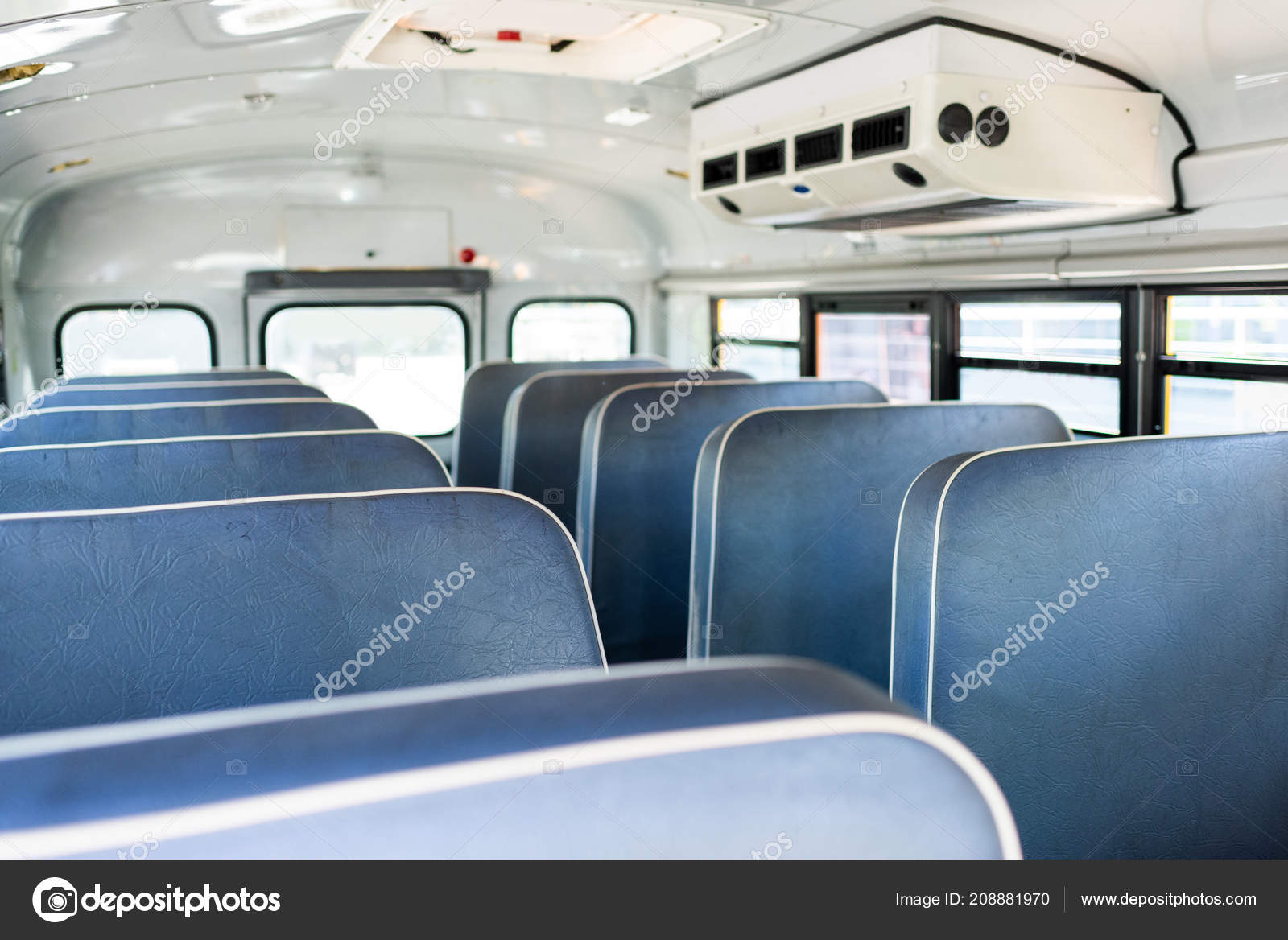 Innere Des Traditionellen School Bus Mit Klimaanlage