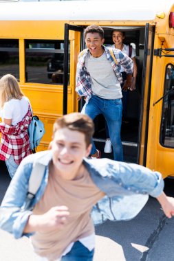 Otobüsten okulda çalışan mutlu genç bilim adamlarının Grup