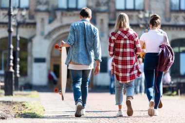 Dikiz grup teen öğrenci eski kolej binası önünde yürüyüş
