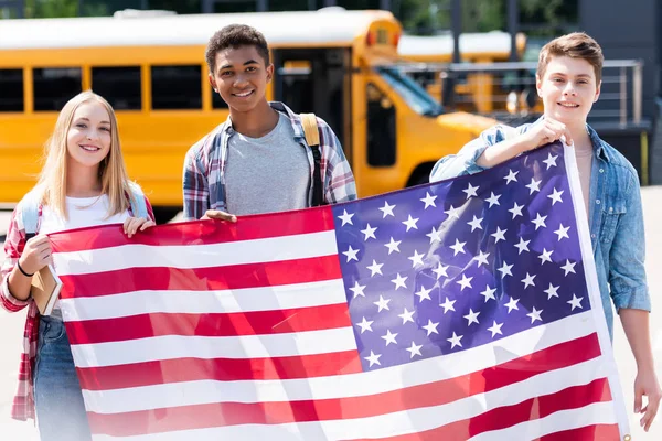 Grupo Estudiantes Adolescentes Felices Sosteniendo Bandera Frente Autobús Escolar — Foto de Stock