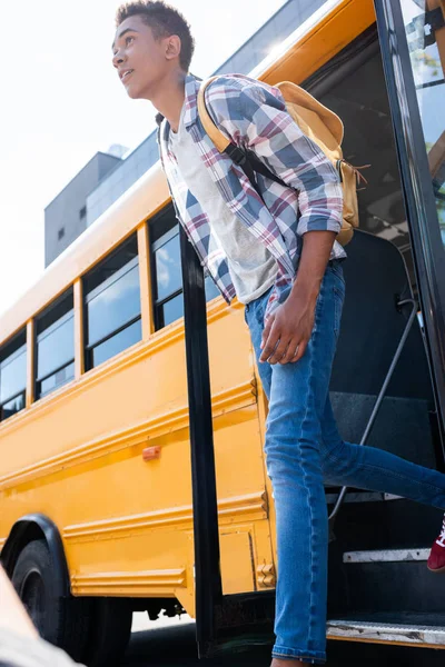 Vista Inferior Adolescente Afro Americano Estudante Saindo Ônibus Escolar — Fotografia de Stock