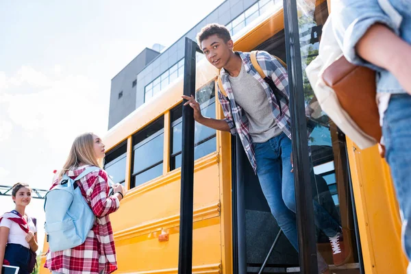 Vista Inferior Afroamericano Adolescente Escolar Caminando Fuera Escuela Autobús Ingenio — Foto de stock gratis