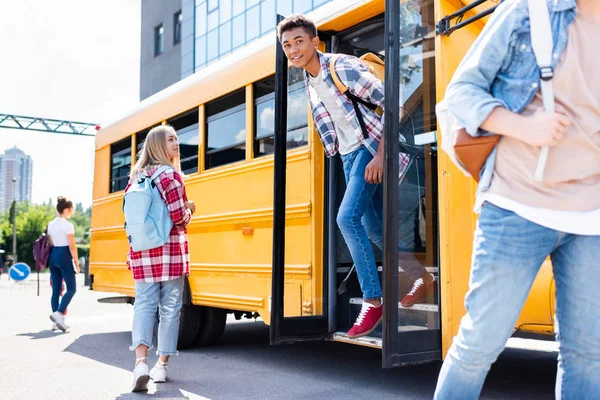Sonriente Afroamericano Adolescente Escolar Caminando Fuera Escuela Autobús Ingenio Compañeros — Foto de Stock