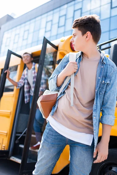 Κάτω Όψη Έφηβος Μαθητής Περπατώντας Μπροστά Σχολικό Λεωφορείο Και Γυρίζοντας — Φωτογραφία Αρχείου