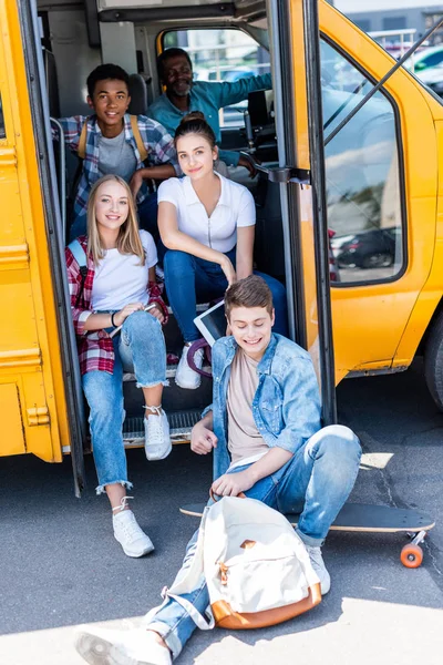 Grupo Estudiantes Adolescentes Felices Sentados Autobús Escolar Con Conductor Dentro — Foto de Stock