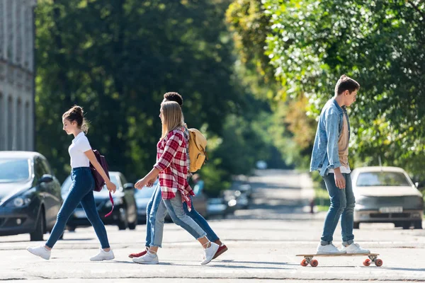 Seitenansicht Einer Gruppe Von Teenagern Die Straße Überqueren — Stockfoto