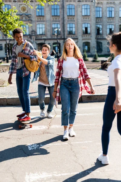 Grupp Tonåringar Kul Tillsammans Efter Skolan — Stockfoto