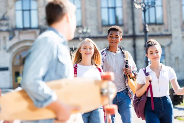 Grupa Nastolatka Uczonych Szczęśliwy Spędzać Czas Razem Szkole — Zdjęcie stockowe