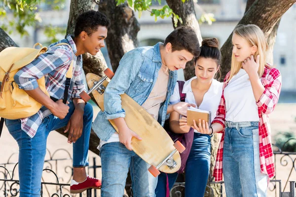 Grupo Eruditos Adolescentes Multiétnicos Pasar Tiempo Juntos Mirando Cuaderno — Foto de Stock