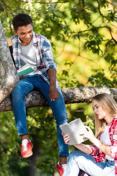 十代の学生カップルの放課後読書 — ストック写真