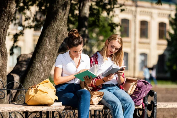 Tonåring Skolflickor Sitter Bänken Och Göra Läxor Tillsammans — Stockfoto