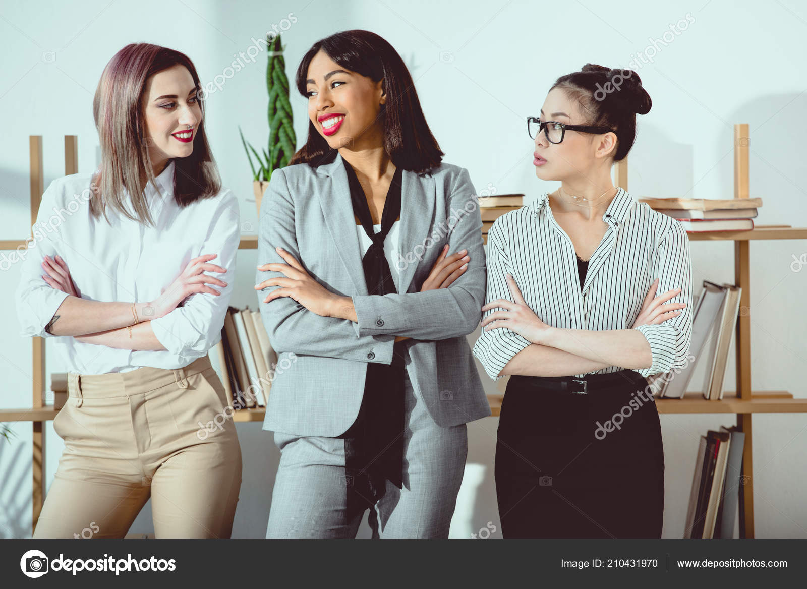 正式に笑みを浮かべて民族ビジネスウーマンが腕を組んで立っているを着用します 無料のストック写真 C Arturverkhovetskiy