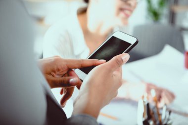 Smartphone ile boş ekran kullanarak işkadını kadeh kırpılmış