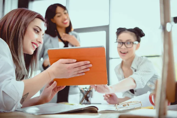 年轻的女企业家一起工作 并在办公室中使用数字平板电脑 — 图库照片