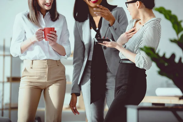 Cropped Shot Young Multiethnic Businesswomen Drinking Coffee Talking Office — Stock Photo, Image