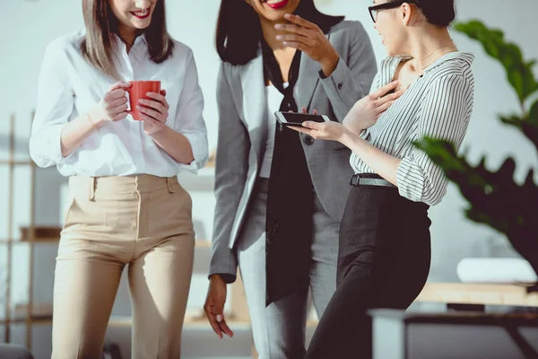 Plan Recadré Jeunes Femmes Affaires Multiethniques Buvant Café Parlant Bureau — Photo