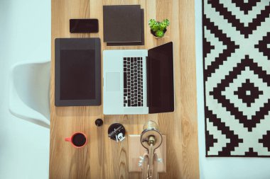 ofis ahşap masa üzerinde grafik tablet ve smartphone ile dizüstü Üstten Görünüm